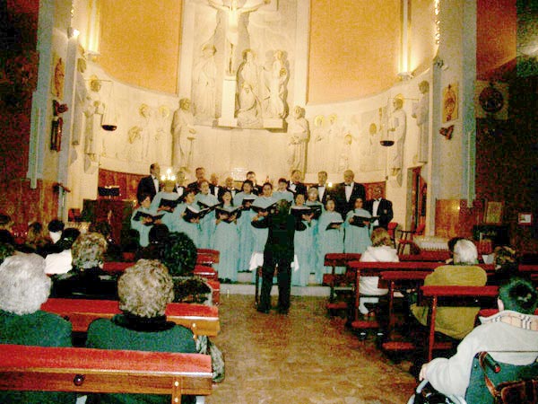 EL Coro Mixto Peña Santa actuando en la iglesia parroquial-2