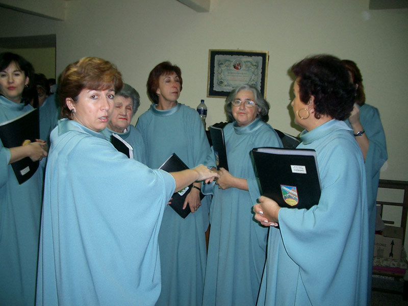 Componentes del coro en la sacristía de la iglesia