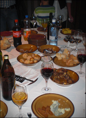 Comida-espicha de despedida tras la 8ª Bienal (ev113_mesa.jpg)