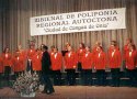 Actuando en la Bienal (b3_coro4_ico.jpg)