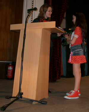 Beatriz entrega obsequio