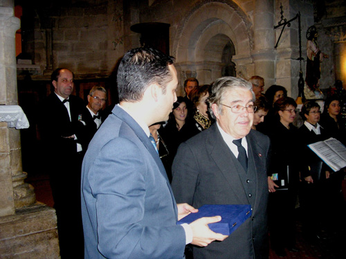 El Director del Parador entrega al del Coro una placa conmemorativa