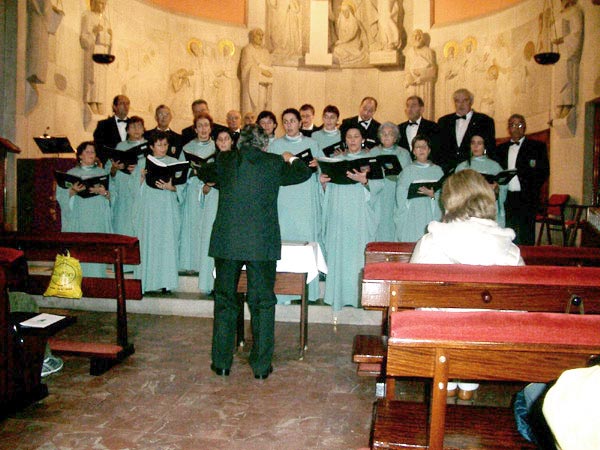 EL Coro Mixto Peña Santa actuando en la iglesia parroquial-1 (Ribades-1.jpg)