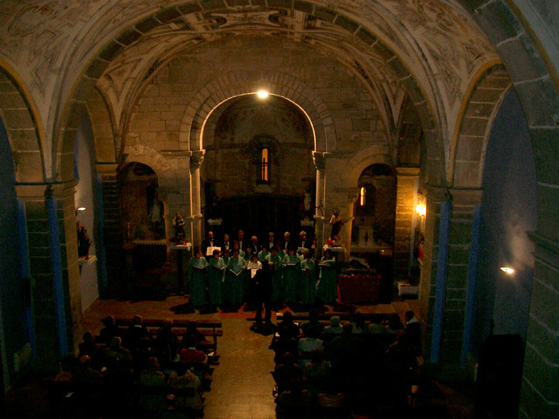 Cantando en la iglesia del Monasterio-Parador (ev14_coro_03.jpg)