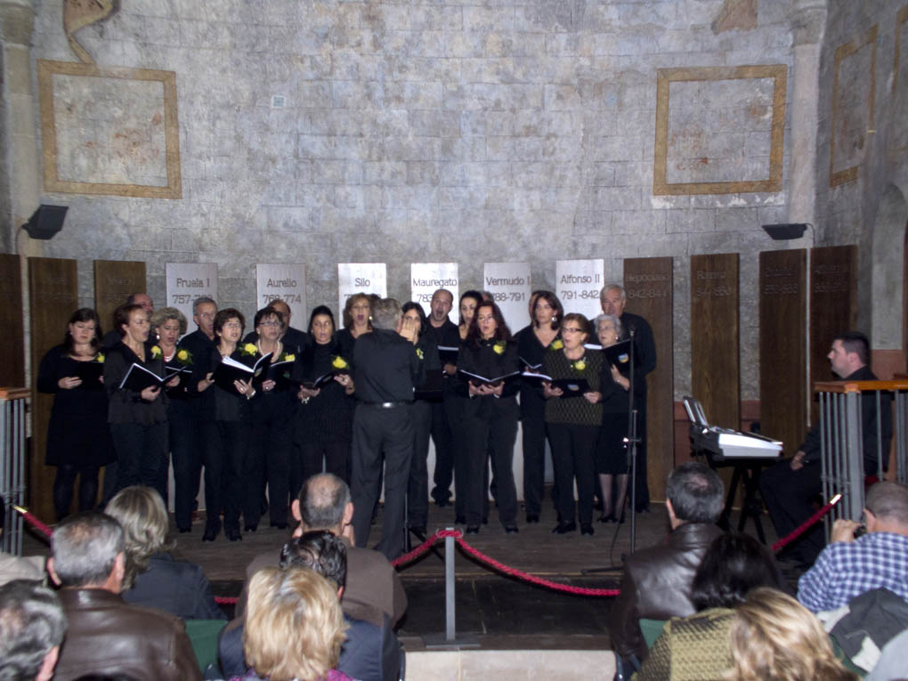 Concierto de SANTA CECILIA organizado por la Banda de gaitas canguesa. (ev150-5-Cantando.jpg)