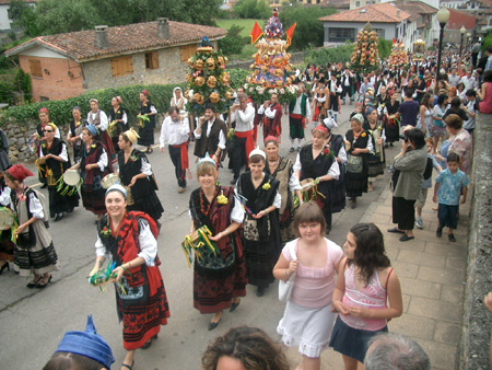 La procesión subiendo por la Carreterona