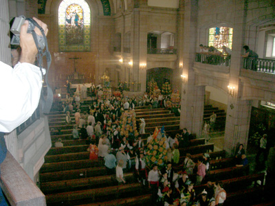 Los 7 ramos y ofrendas salen de la iglesia